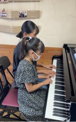 中学生と小学生の連弾♪